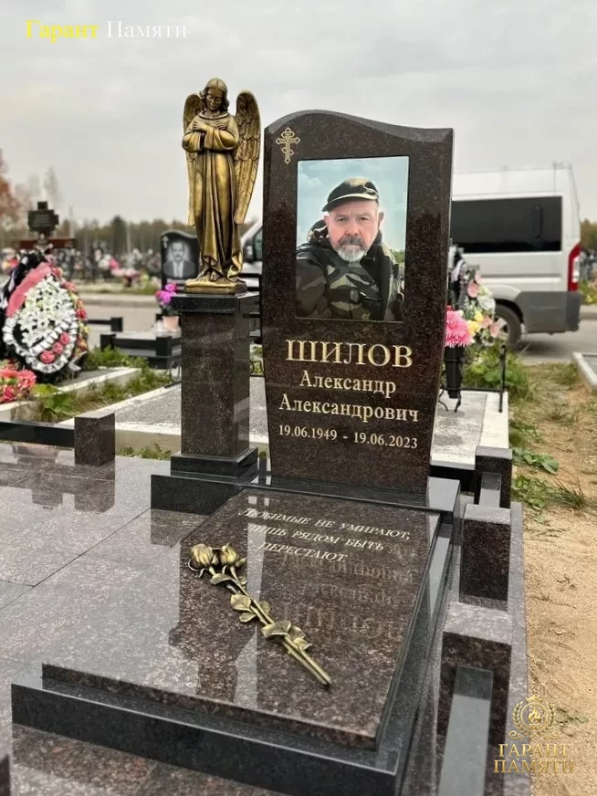 Памятник из цетного гранита Волна 3 с Ангелом